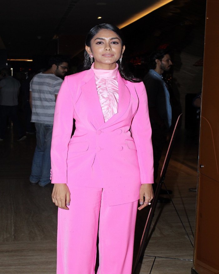 mrunal thakur 1